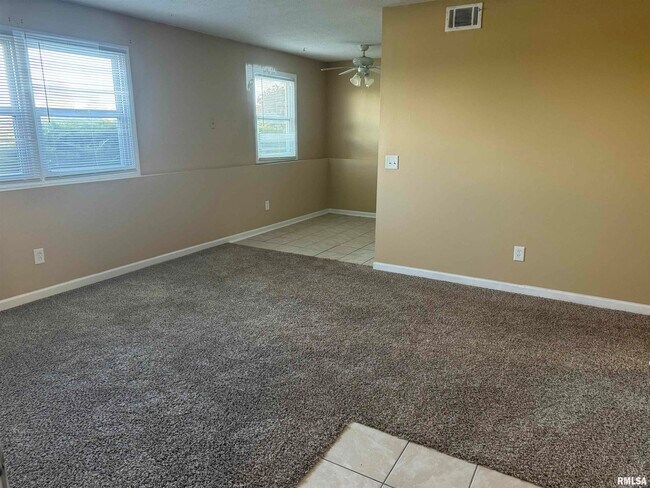 Building Photo - 415 W Cedar Ln Dr