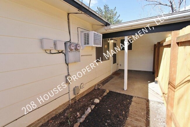 Building Photo - Updated Single-Level Unit