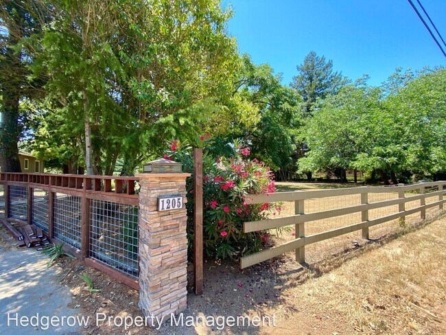 Building Photo - 1 br, 1 bath House - 1205 Hagen Road