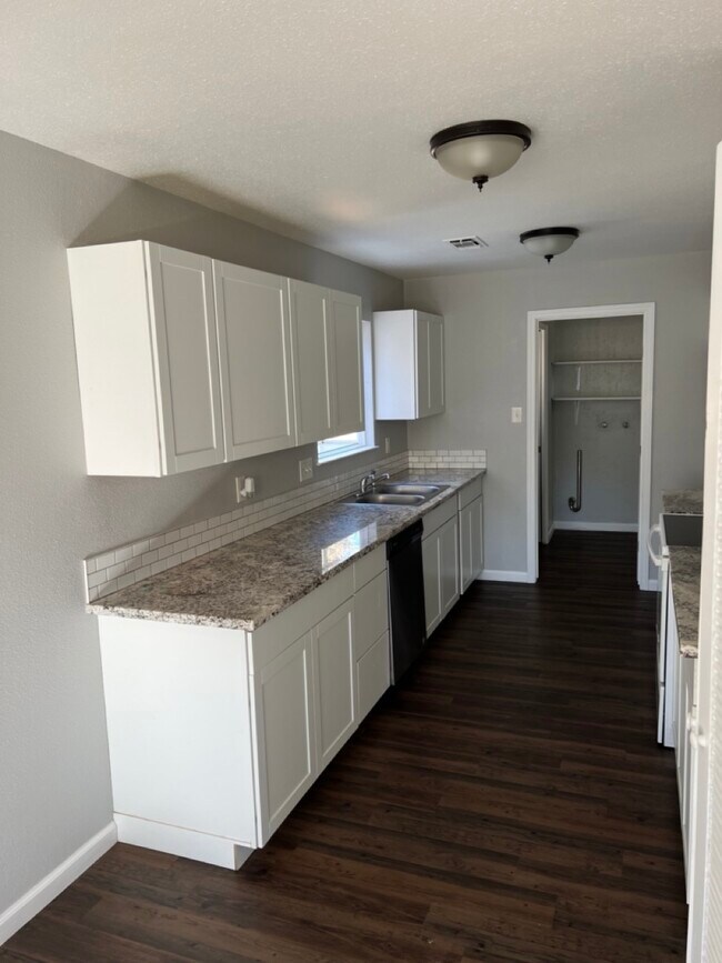 Building Photo - 2358 Belladonna St