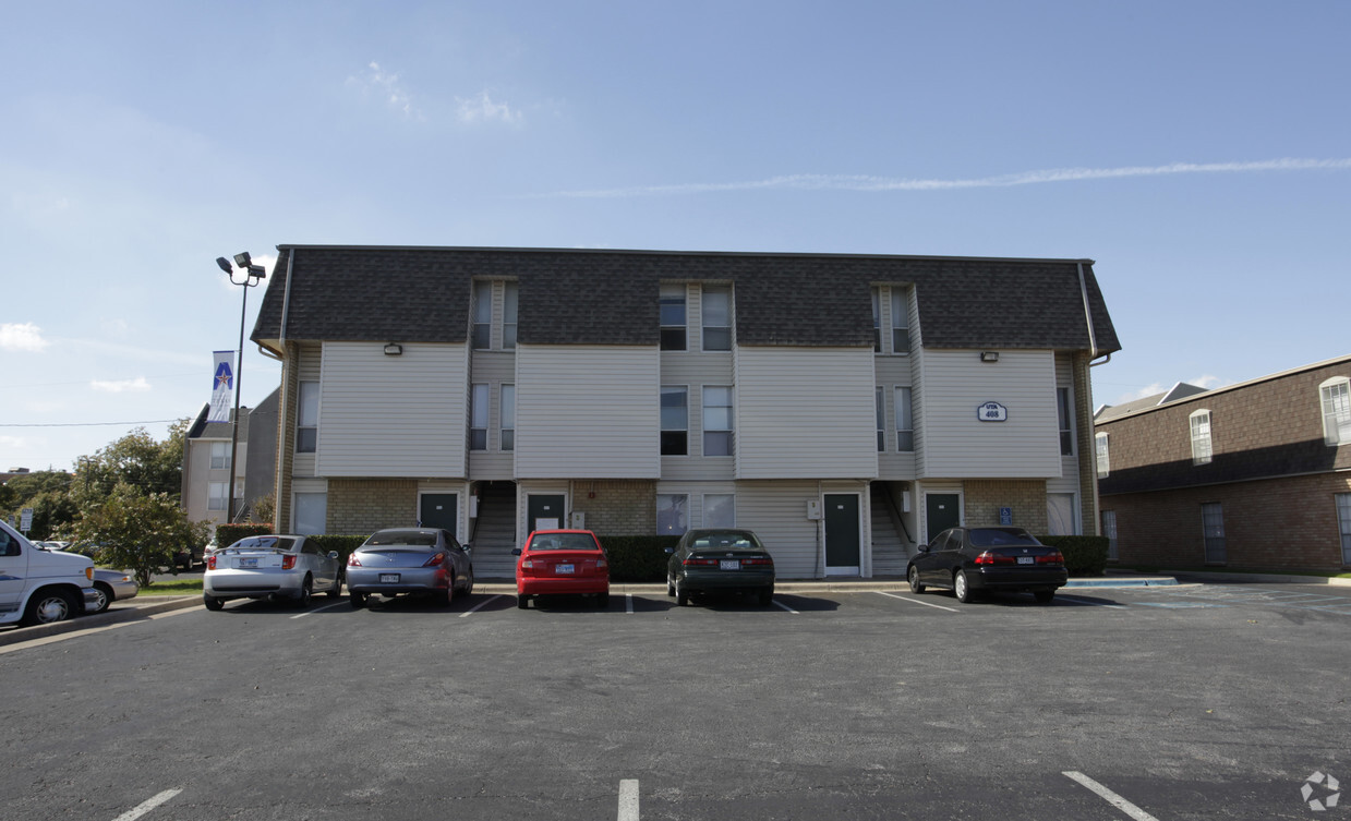 Building Photo - Oak Landing
