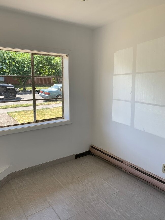 Building Photo - Amazing Remodeled 2 bd in Sellwood/Morelan...