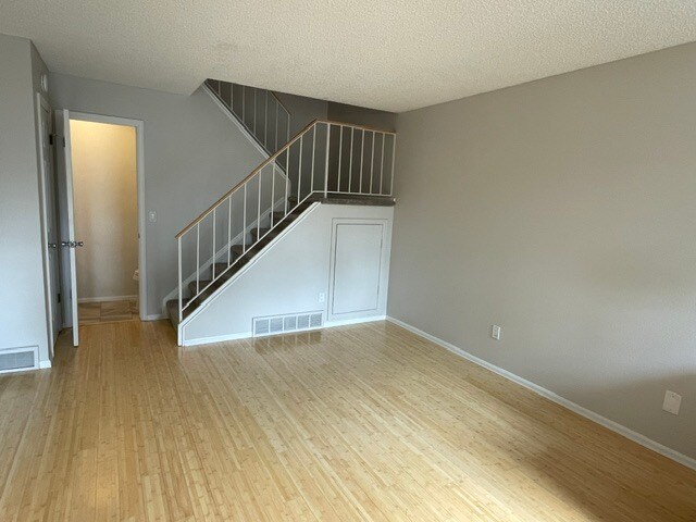 Más espacio en la sala de estar - 4165 Monroe Dr