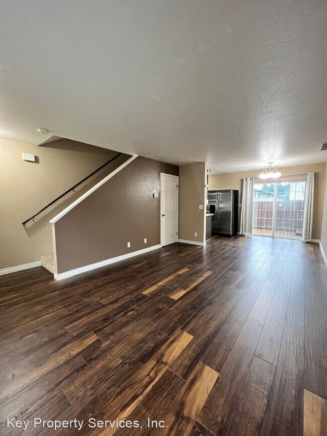 Building Photo - 2 br, 2.5 bath House - 8904 NE 15TH AVE #B17