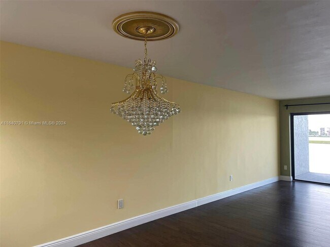 Foto del edificio - 605 Ives Dairy Rd