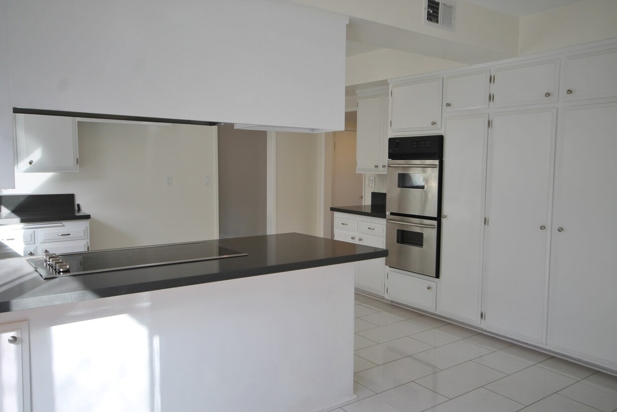 Foto principal - LARGE Gorgeous Pool Home Rare-5 bedroom ov...