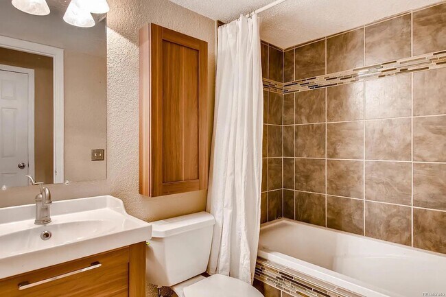 Building Photo - Beautiful townhouse in Gunbarrel with modern appliances, private master suite, vaulted ceilings, ...
