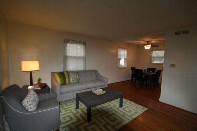 Foto del edificio - Lovely End Unit Townhouse / W&D / Near Duk...