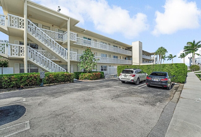 Building Photo - 3915 S Flagler Dr