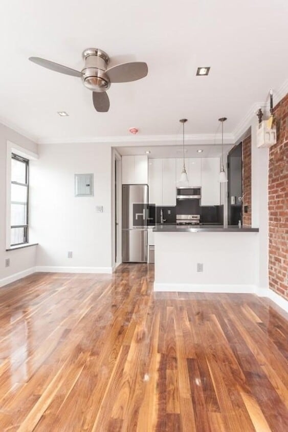 Primary Photo - Second Avenue