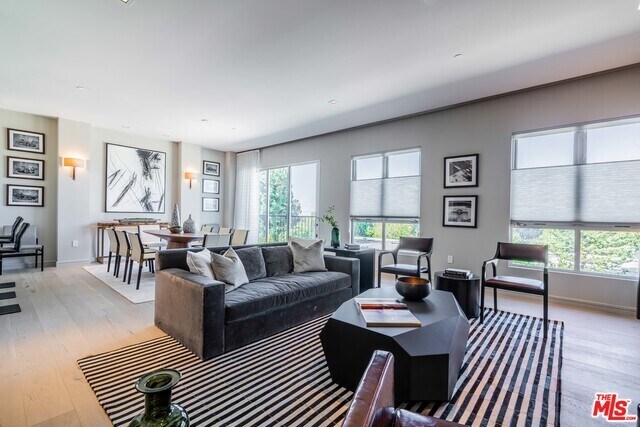 Foto principal - 2391 Roscomare Rd