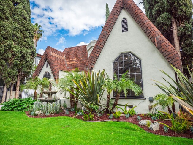 Building Photo - Beautiful West Hollywood Tudor 2 Bed/2.5 B...