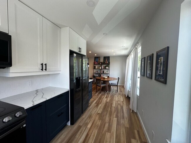 Foto del edificio - Top-Floor Queen Anne Condo with Fireplace ...