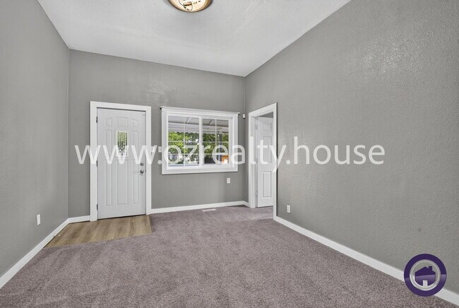 Building Photo - 565 Viking St