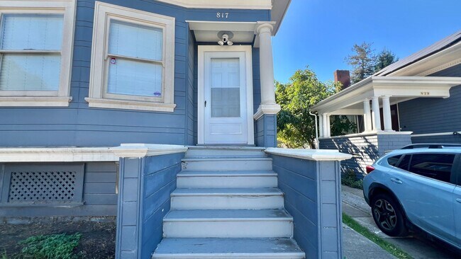 Building Photo - Well-maintained, Charming Victorian-style ...
