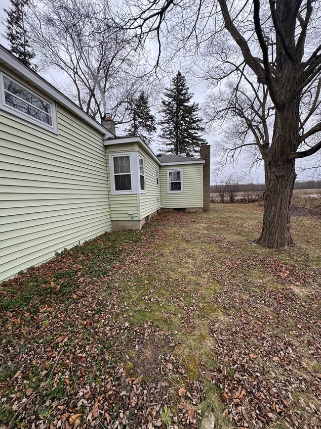 Building Photo - 3 Bedroom Home w/ Attached Garage