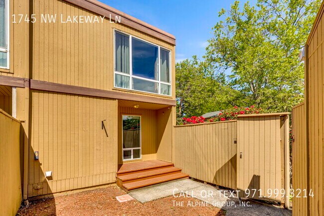 Foto del edificio - 1745 NW Lakeway Ln