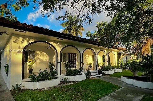 Building Photo - 867 NW 4th Ave