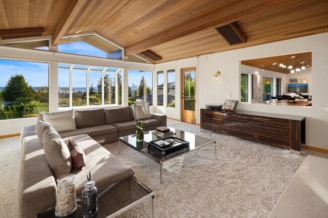 Building Photo - 3Bd/3.5Ba Clyde Hill Home