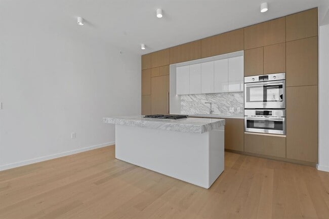 Building Photo - 313 W 17th St