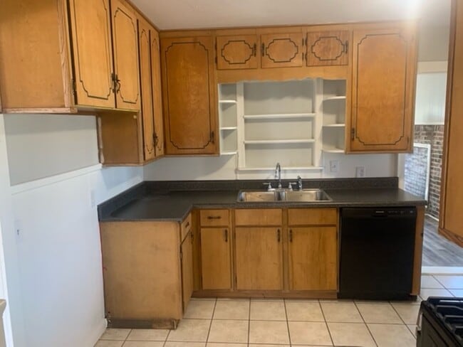 Building Photo - Renovated 3 Bedroom 2 Bath Home for Rent!