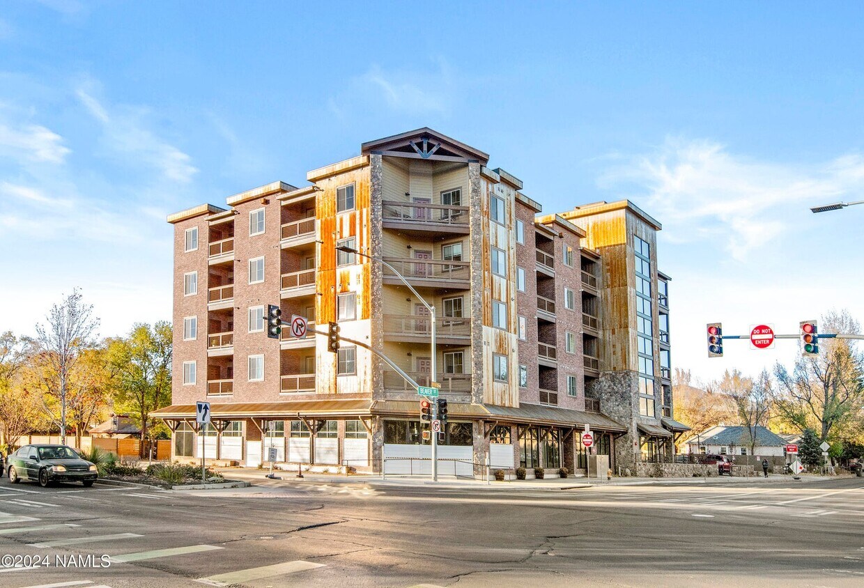 Foto principal - 207 S Beaver St
