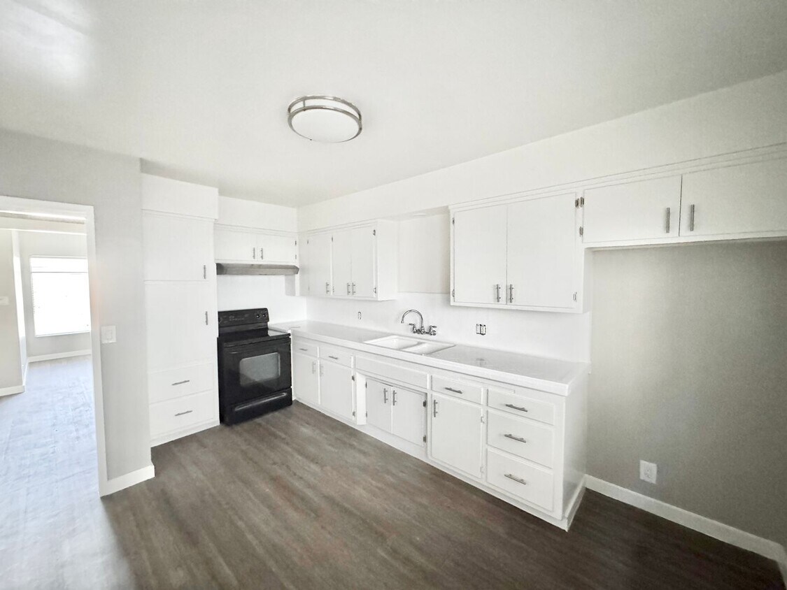 Primary Photo - 3554 Brenton Ave