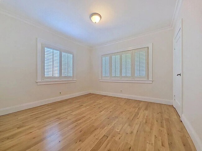 Foto del edificio - 3819 S Van Ness Ave