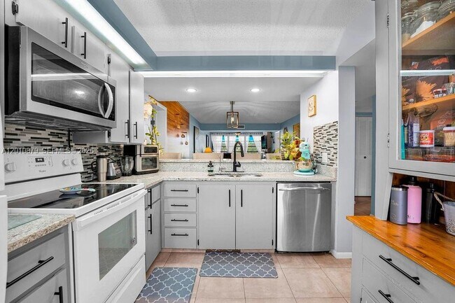 Building Photo - 6049 Balboa Cir