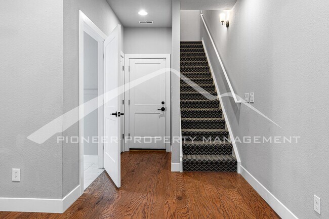 Foto del edificio - Spacious Home with Central AC and Mountain/City Views