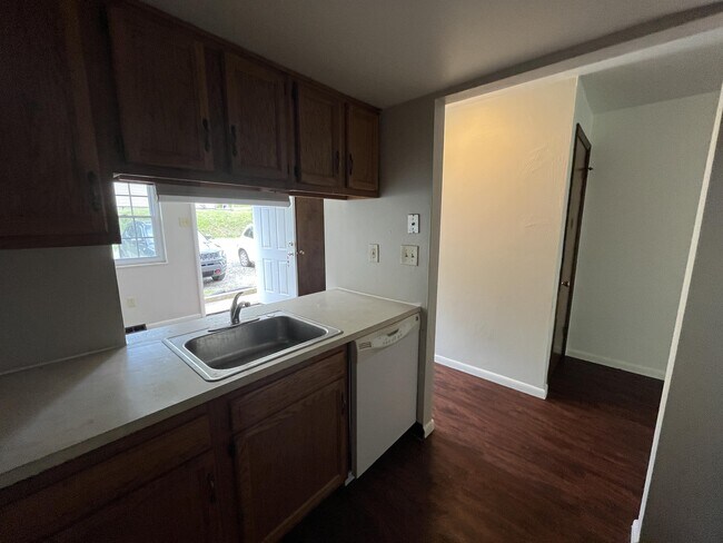 Building Photo - 353 Dersam St