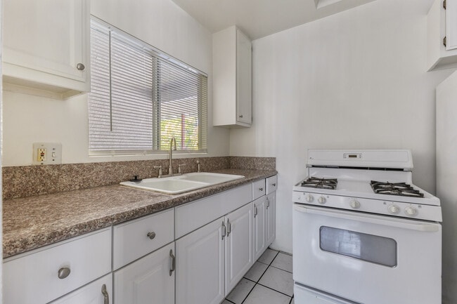 sample interior kitchen 330 waldo - 330-350 Waldo Ave