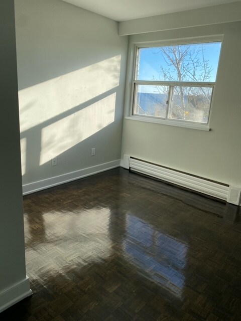 Photo du bâtiment - Waterfront 2 Bedroom Beautifully Renovated Unit