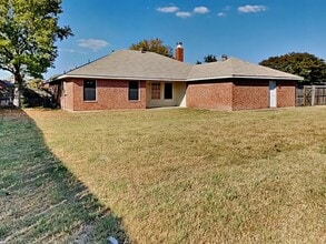 Building Photo - 923 Teakwood Ln