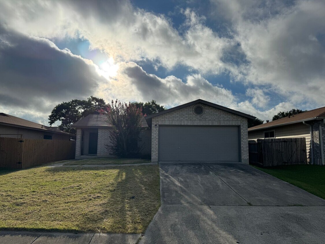 Spacious 3-Bedroom Home Near Randolph AFB ... - NICE 3 BDRM 2 BATH HOME * GREAT FLOOR PLAN...