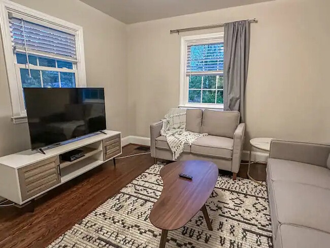 Building Photo - 612 E Woodlawn Rd