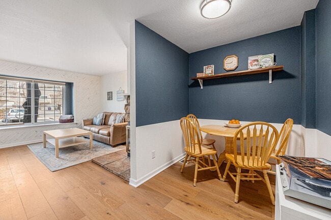 Building Photo - Cozy 2-bed townhome w/ laundry and communi...