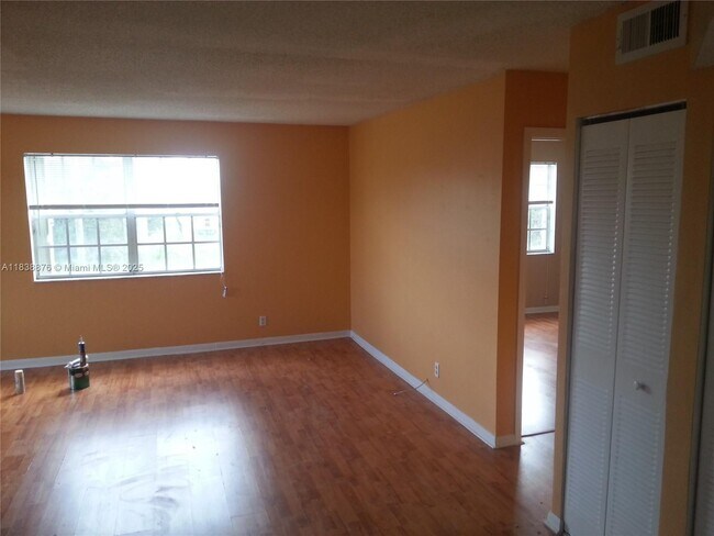 Building Photo - 465 SW 86th Ave