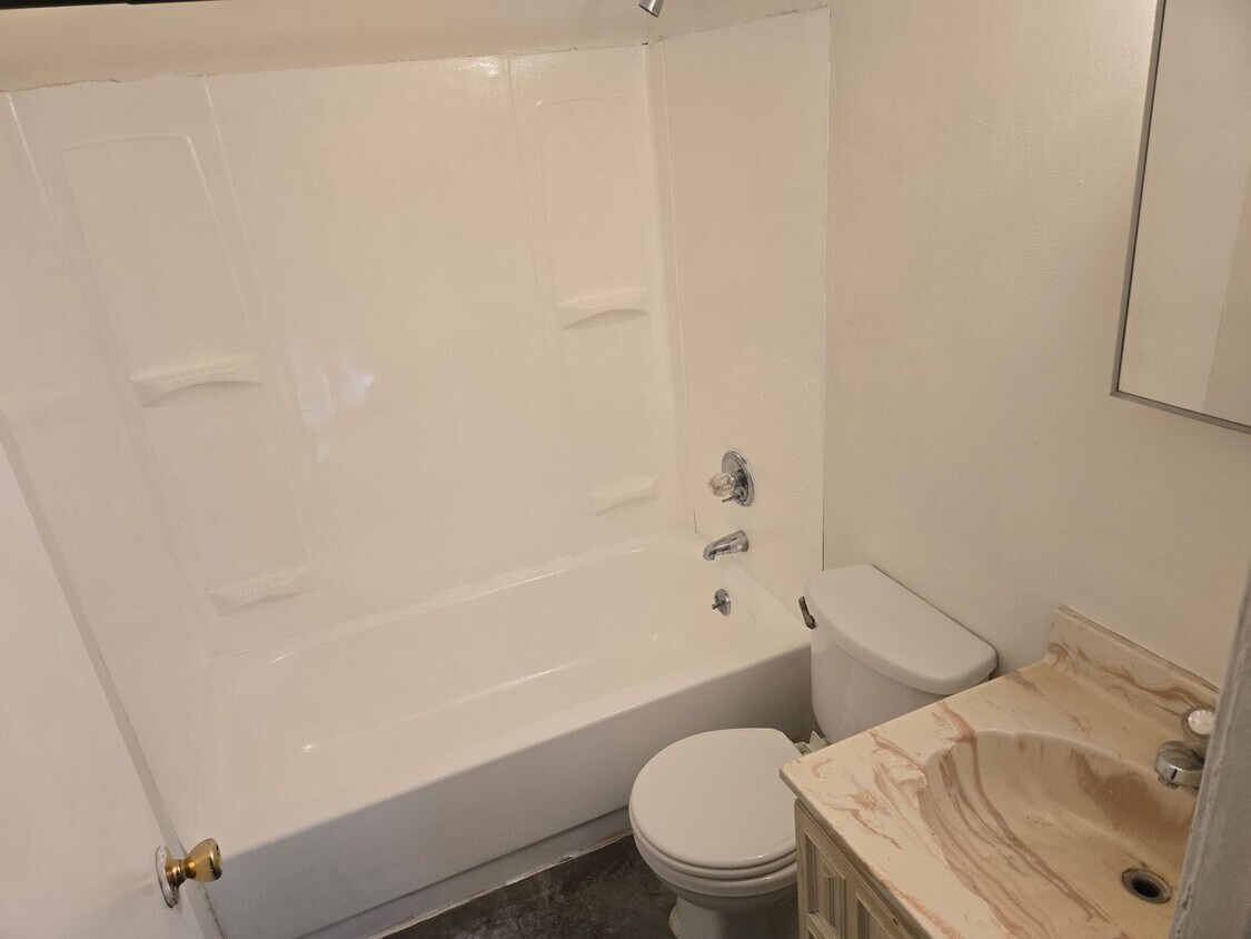 Foto principal - 2 Bedroom 1 Bath Townhouse