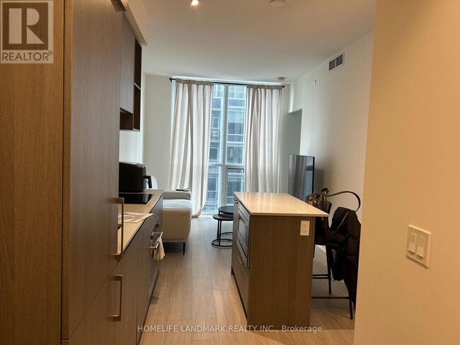 Building Photo - 1 Yorkville Ave