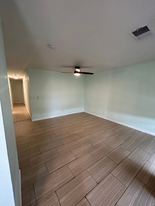 Foto del edificio - 854 Clover Ln