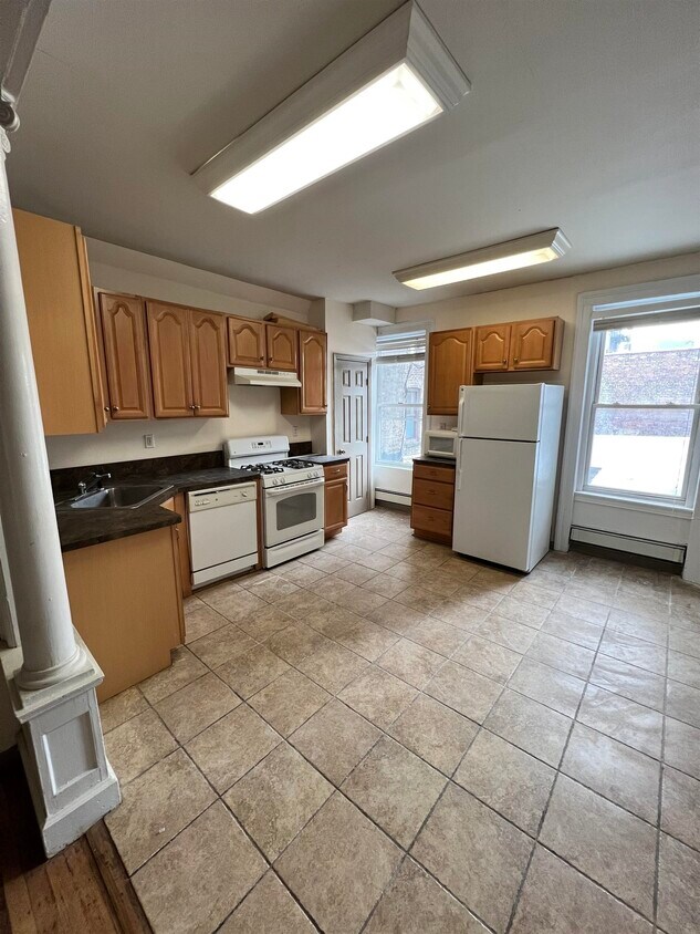 Building Photo - 551 Jersey Ave