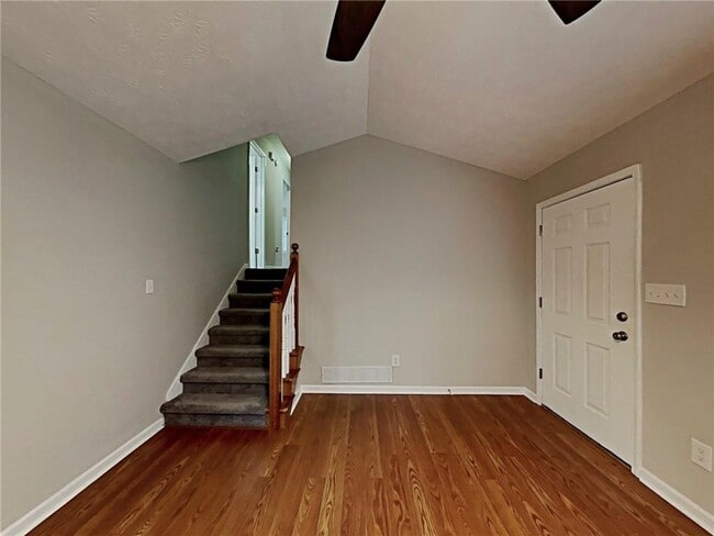 Building Photo - 383 Robin Hood Dr