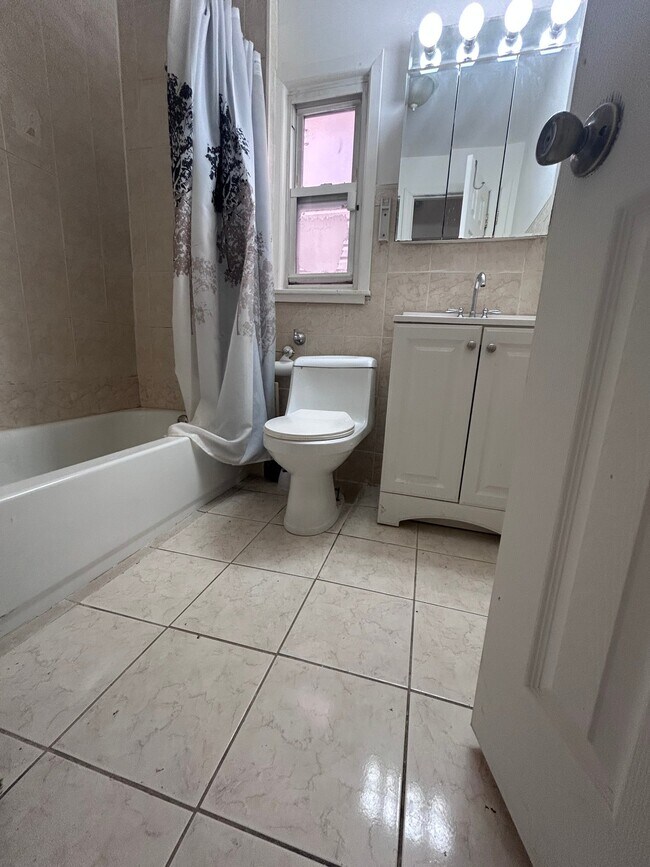 Foto del edificio - 626 E 230th St
