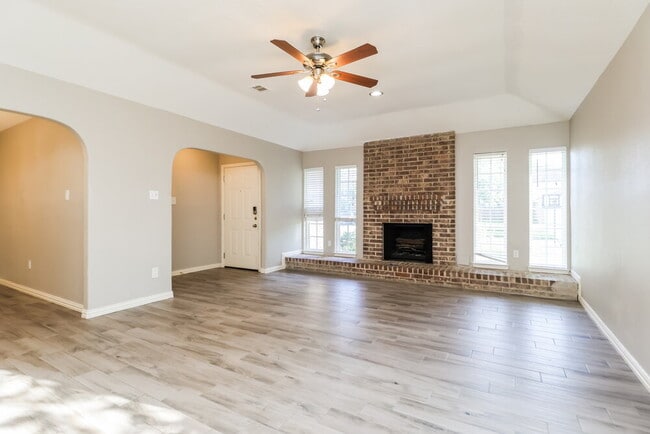 Building Photo - 10806 Clear Fork Dr