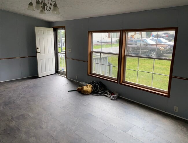 Building Photo - 208 Silver Rd