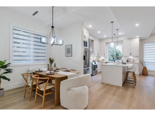 Photo du bâtiment - Beautiful 7-Bedroom, 6-Bath Home in Prime ...