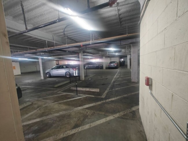 Foto del edificio - 1 bedroom condo with parking garage