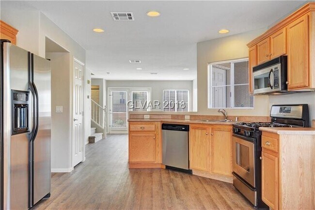 Building Photo - 3 BED 2.5 BATH GATED COMMUNITY WITH BEAUTI...
