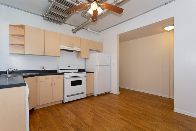 Building Photo - 2418 N Sawyer Ave